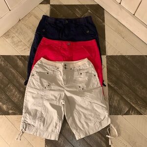 LOT OF 3 PAIR OF WOMENS SHORTS. SIZE 6.